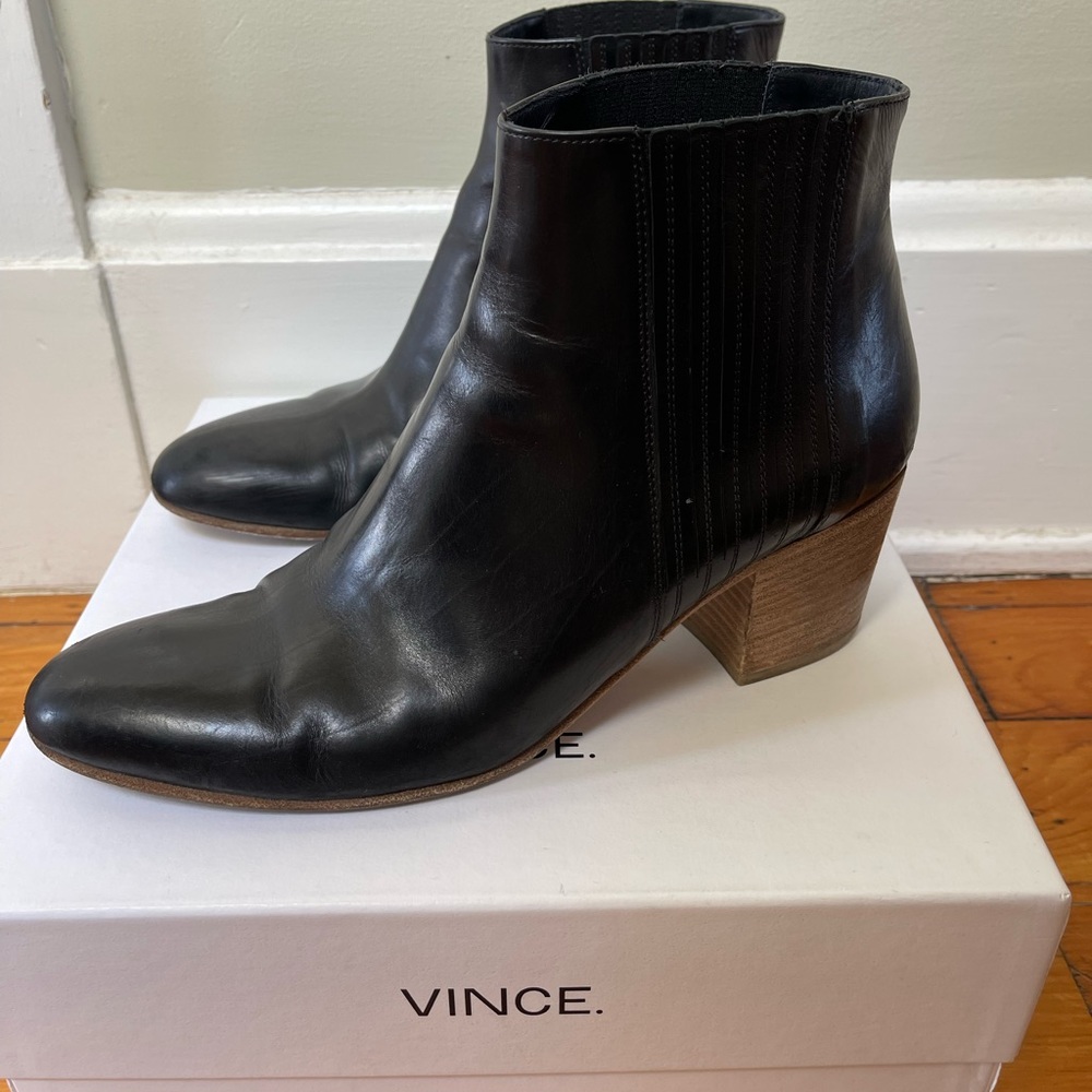 Classic VINCE ankle boots. Very good condition. Black leather. Size 10.